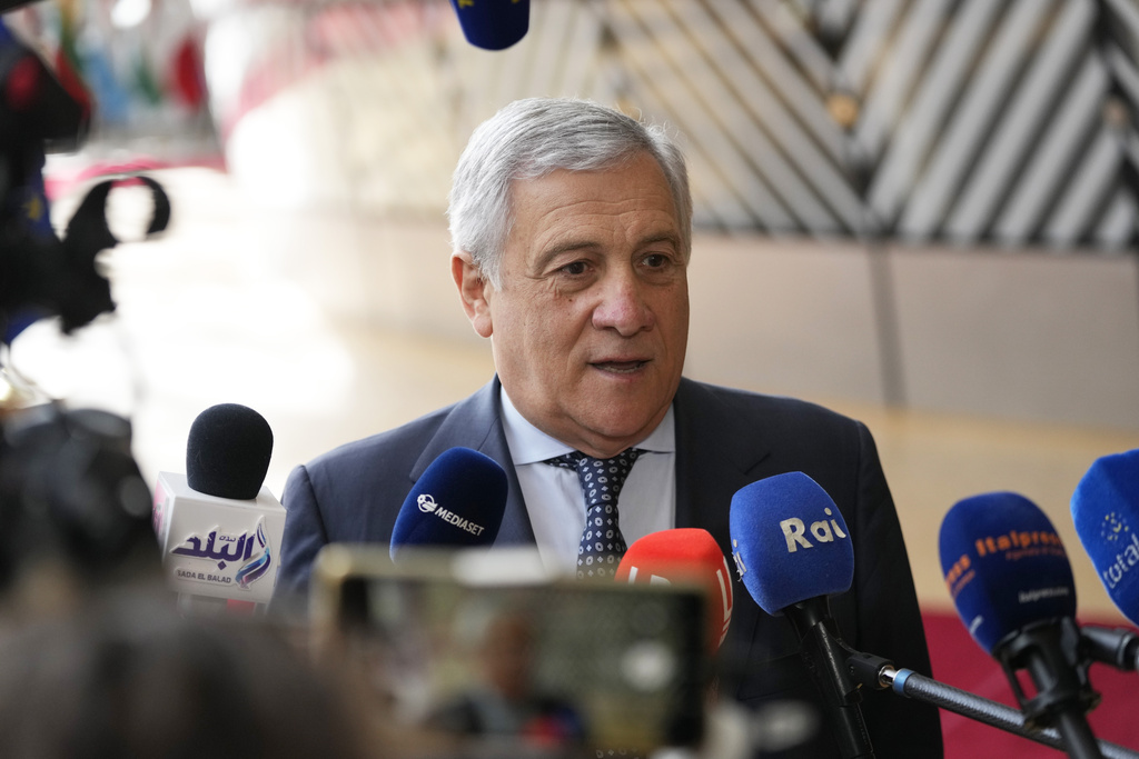 «Δεν θεωρώ χρήσιμο να αποσταλούν ευρωπαϊκές ή ΝΑΤΟϊκές δυνάμεις στην Ουκρανία» δήλωσε ο ιταλός υπουργός Εξωτερικών
