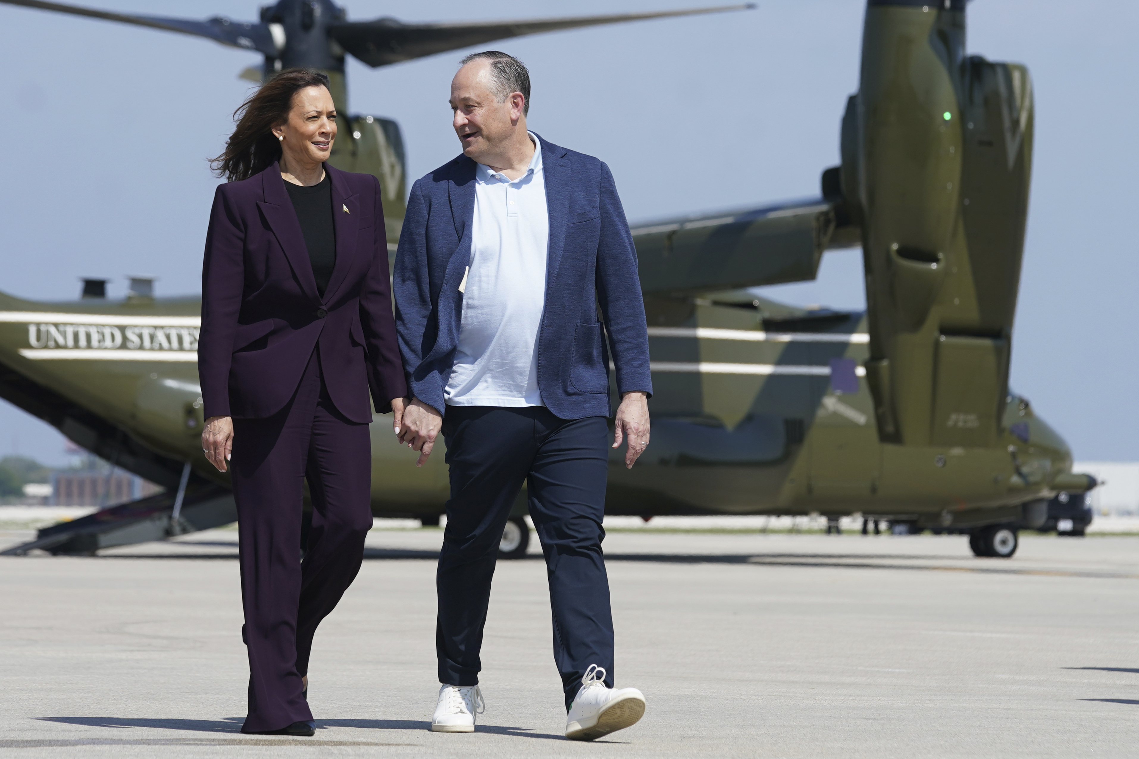 Νταγκ Έμχοφ: Ο σύζυγος της Κάμαλα Χάρις είναι «σύγχρονο sex symbol», αλλά ο πρότερος βίος του δείχνει άλλα