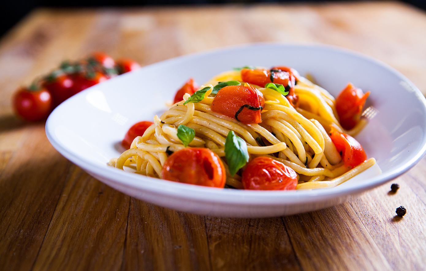 Ζυμαρικά με ντοματίνια και καραμελωμένα κρεμμύδια