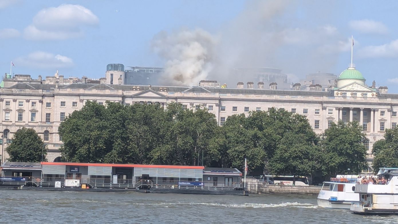 Φωτιά στο ιστορικό βασιλικό παλάτι Somerset House του Λονδίνου – Ερευνώνται τα αίτια