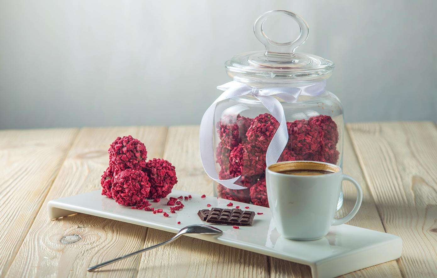 Μπουκιές ενέργειας με σοκολάτα και κόκκινα φρούτα