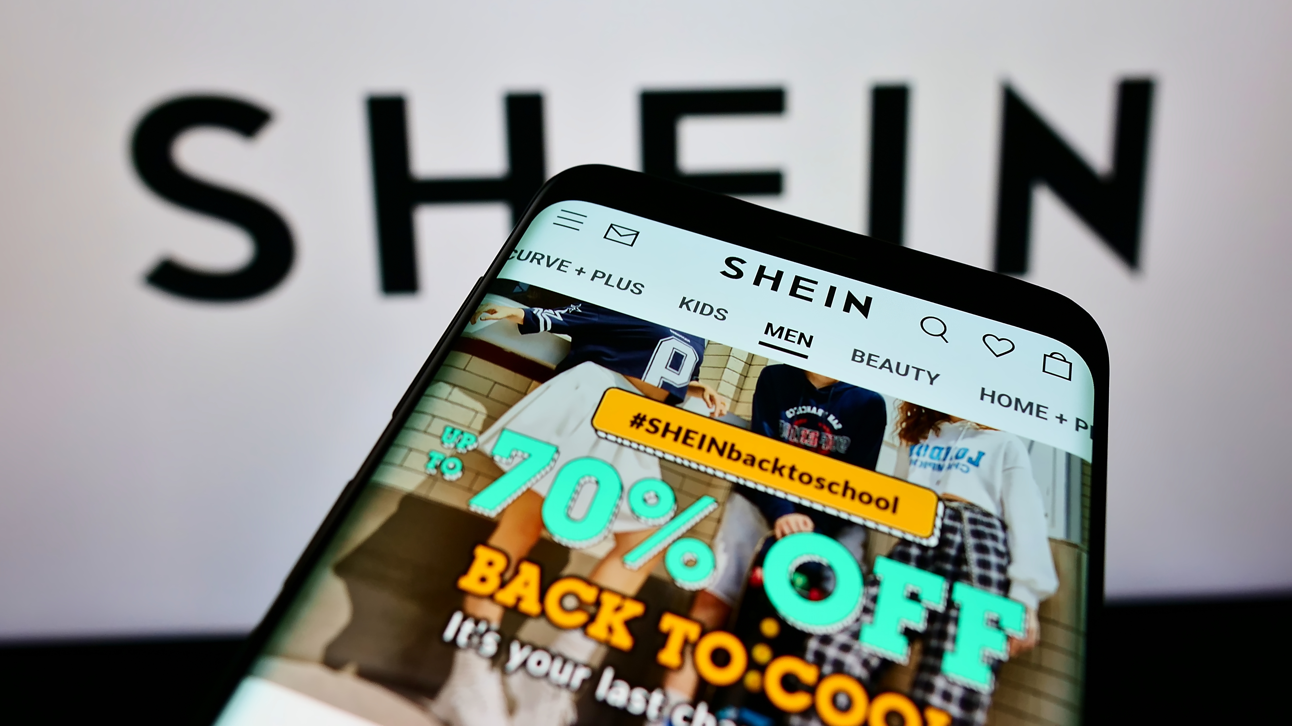 Η Shein μηνύει την Temu για παραβίαση πνευματικών δικαιωμάτων και απάτη – «Χάνει χρήματα από κάθε πώληση»