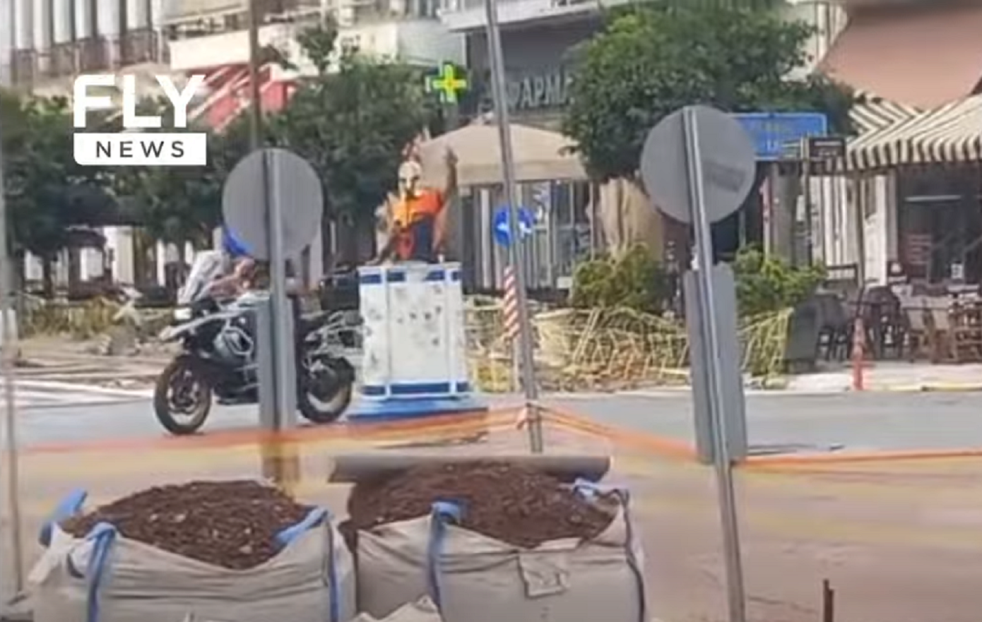 Ντύθηκε αρχαίος Σπαρτιάτης και έκανε… τον τροχονόμο στη Σπάρτη – Με ασπίδα και δόρυ ρύθμιζε την κυκλοφορία