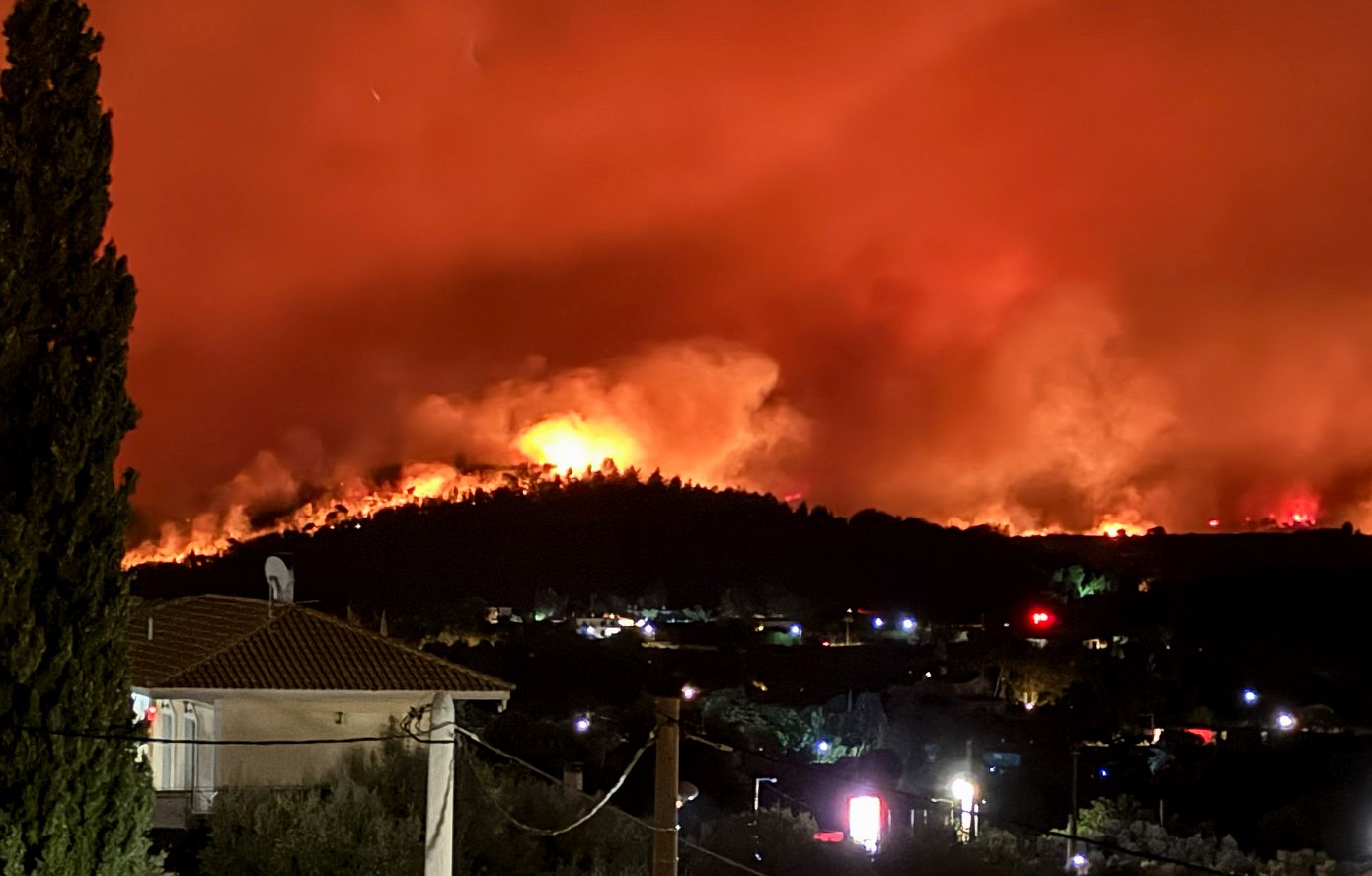 Φωτιά στον Βαρνάβα – Λέκκας: Γιατί είναι δύσκολο να σβήσουν οι εστίες της πυρκαγιάς