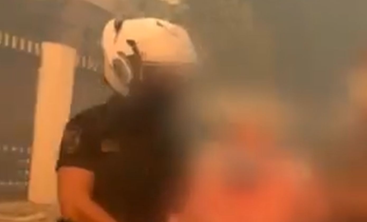 «Κέντρο, τους έχουμε βάλει σε όχημα» – Αστυνομικοί απεγκλωβίζουν πολίτες από τα πύρινα μέτωπα στην Αττική