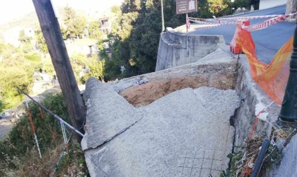 Κατέρρευσε ο δρόμος και εγκλωβίστηκαν σε πάρκινγκ 15 αυτοκίνητα – Συναγερμός στις Μηλιές Πηλίου