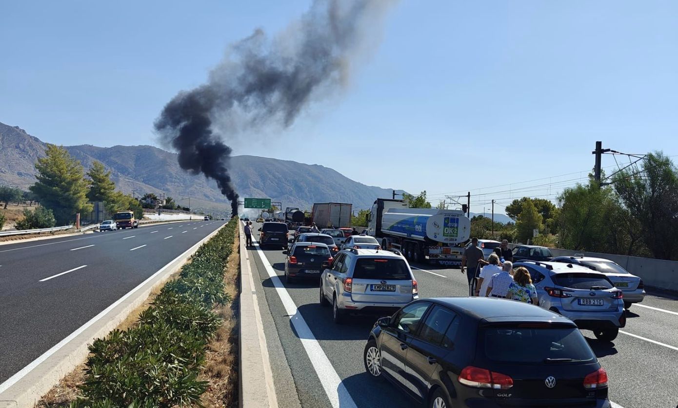 Έσβησε η φωτιά στο βυτιοφόρο στην Αθηνών-Κορίνθου, καθαρίζεται το οδόστρωμα από το πετρέλαιο – Κλειστό το ρεύμα προς Αθήνα