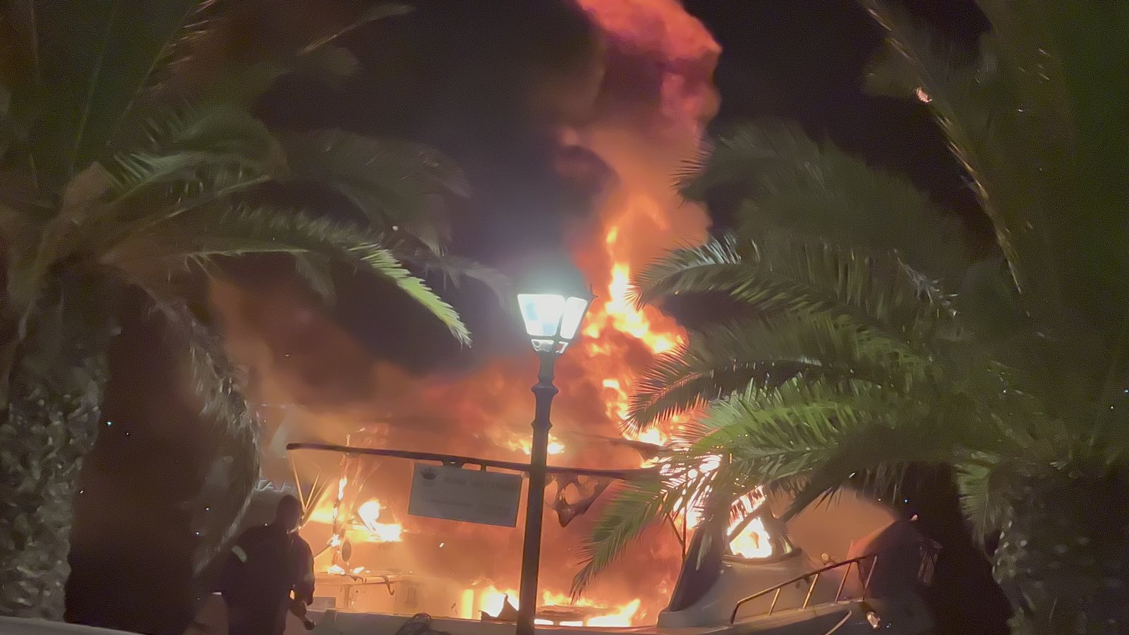 Φωτιά σε τουριστικό σκάφος στο Αργοστόλι – Δείτε βίντεο