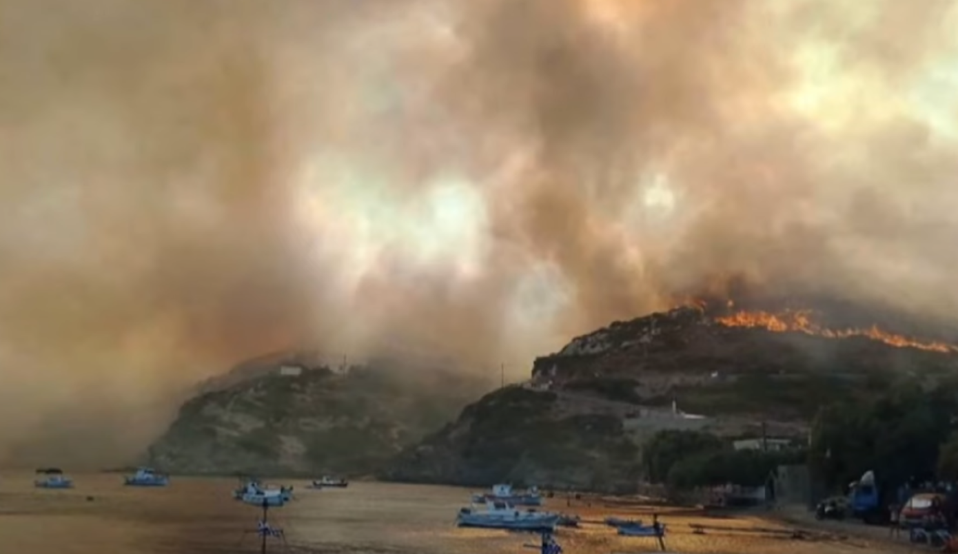 Καλύτερη η εικόνα της μεγάλης φωτιάς στους Φούρνους Ικαρίας – Δεν υπάρχει ενεργό μέτωπο παρά μόνο διάσπαρτες εστίες