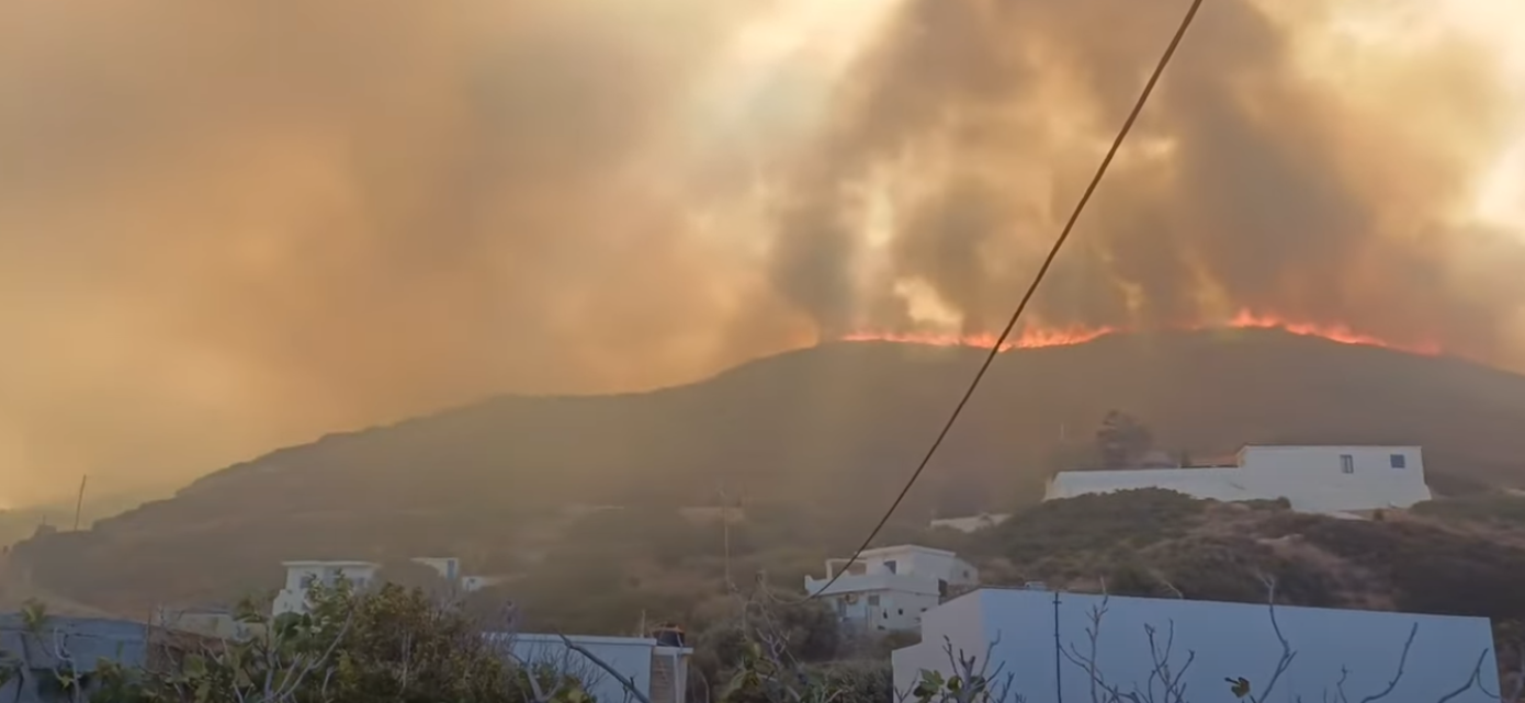 Μεγάλη φωτιά καίει τους Φούρνους Ικαρίας – Ολονύχτια μάχη με τις φλόγες – 112 για την απομάκρυνση κατοίκων