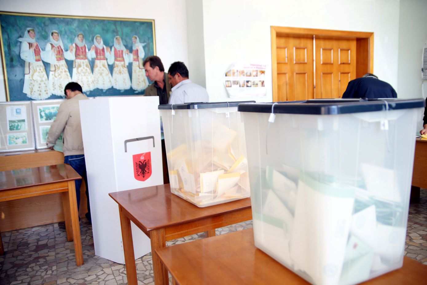 Σοβαρές αμφιβολίες για το αδιάβλητο των εκλογών στη Χειμάρρα – Για «πληθυσμιακή αλλοίωση» μιλούν διπλωματικές πηγές