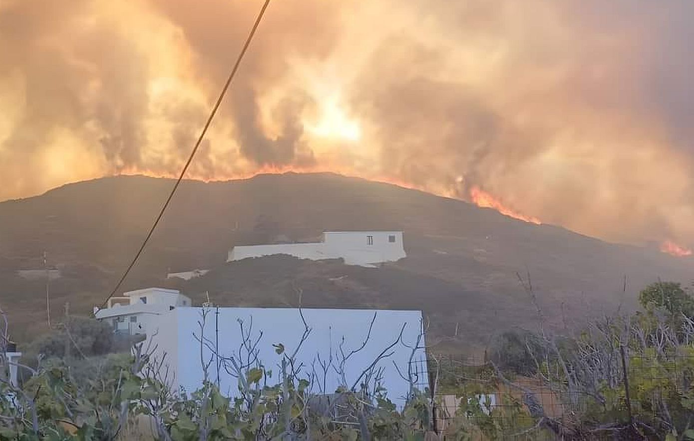 Σε εξέλιξη είναι η φωτιά στους Φούρνους Ικαρίας – 16 άτομα απομακρύνθηκαν με πλωτό του Λιμενικού