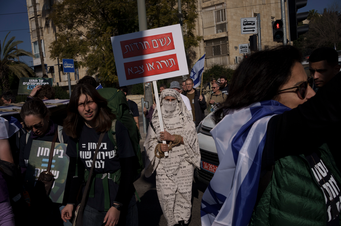Δεκάδες μέλη υπερορθόδοξων Εβραίων εισέβαλαν σε στρατολογικό γραφείο – Αντιστέκονται στη συνέχιση στράτευσης των Χαρεντί