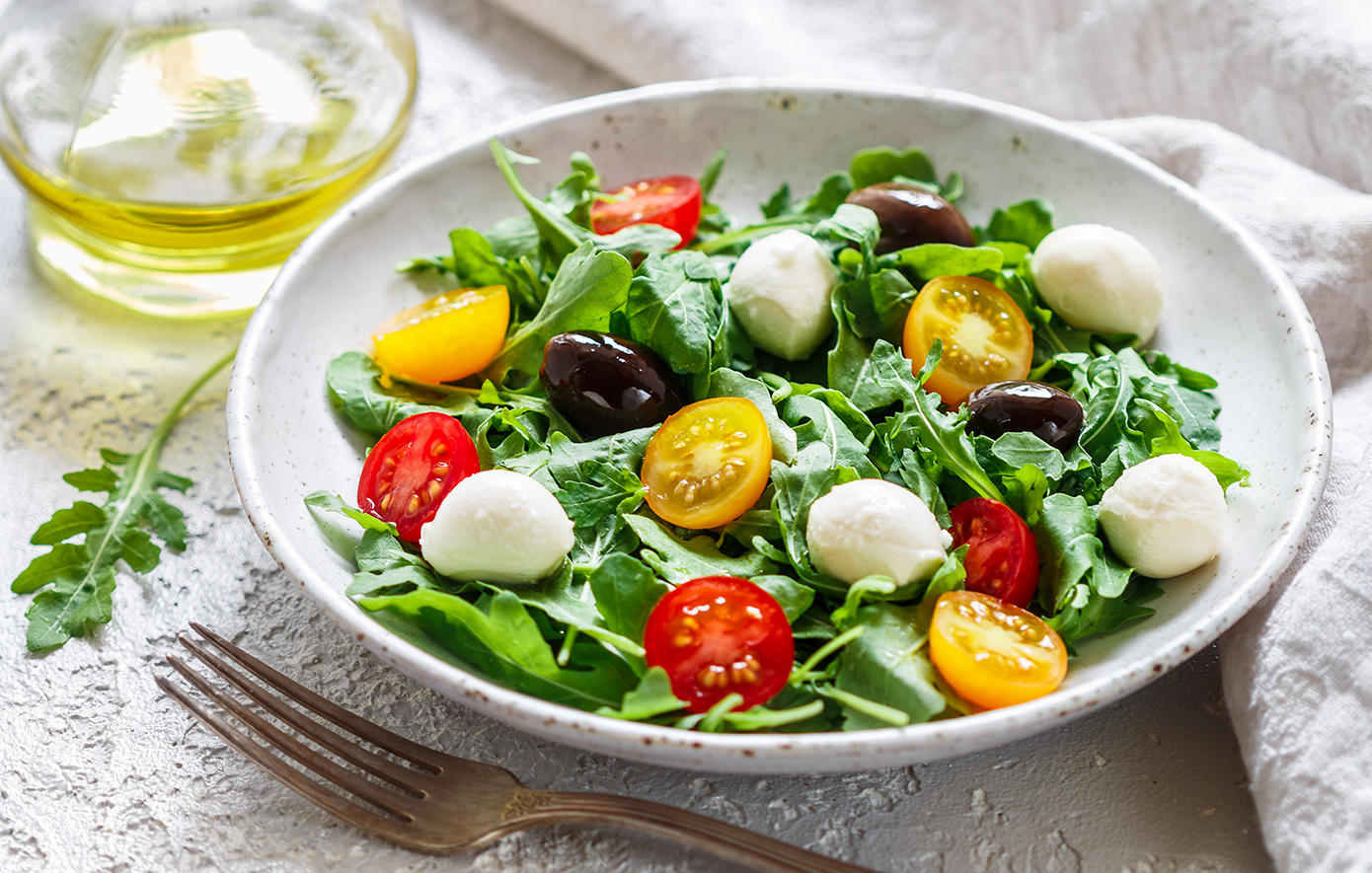 Πολύχρωμη σαλάτα με μοτσαρέλα