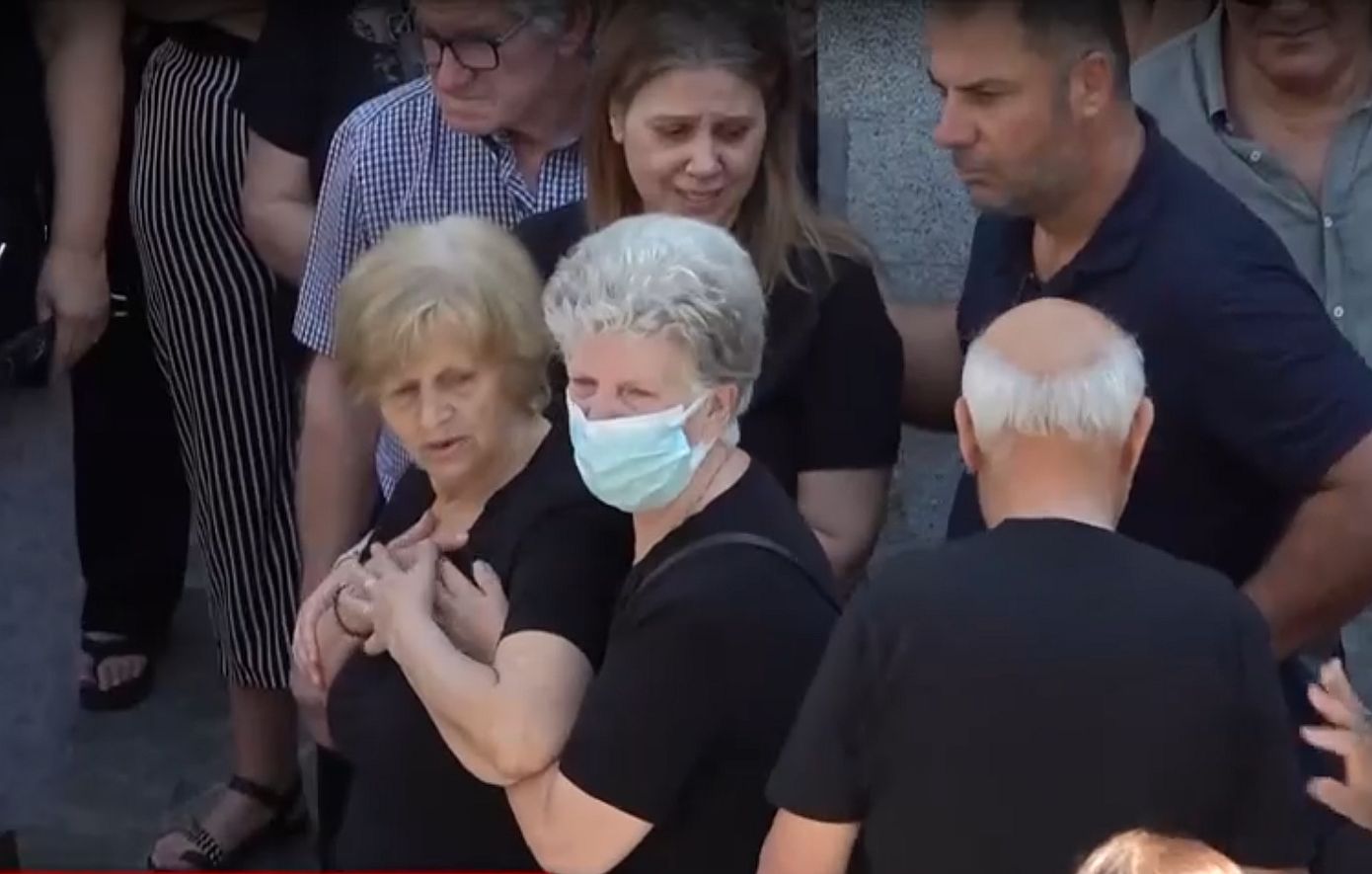 Ράγισαν καρδιές στην κηδεία του 48χρονου που πέθανε από τσίμπημα καφέ αράχνης – Απαρηγόρητη η μητέρα του