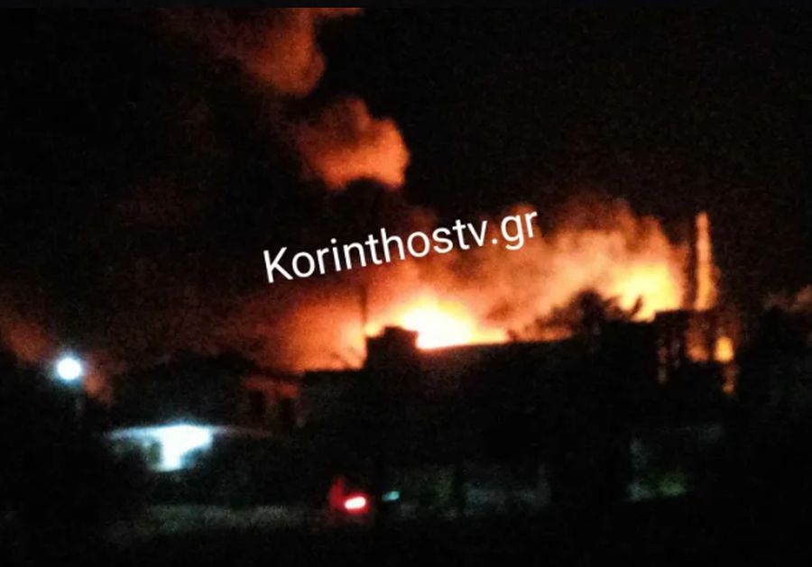 Σε εξέλιξη φωτιά σε συσκευαστήριο στο Βασιλικό Κορινθίας – Μεγάλη επιχείρηση της Πυροσβεστικής