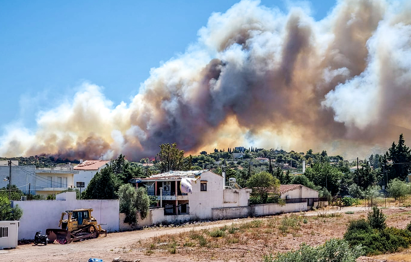 Σε ύφεση η πυρκαγιά στην Αγία Μαρίνα Κορωπίου – Κοντά στα σπίτια οι φλόγες