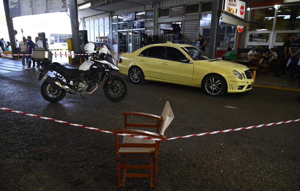 Βίντεο ντοκουμέντο από τη συμπλοκή στα ΚΤΕΛ του Κηφισού &#8211; Ξυλοκόπησαν οδηγό ταξί για να του πάρουν την πελάτισσα
