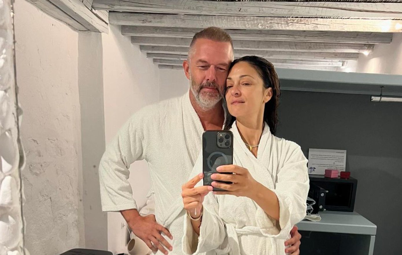 Χρήστος Λούλης και Έμιλυ Κολιανδρή έβγαλαν selfie με τα μπουρνούζια τους – Οι φωτογραφίες από τις διακοπές τους