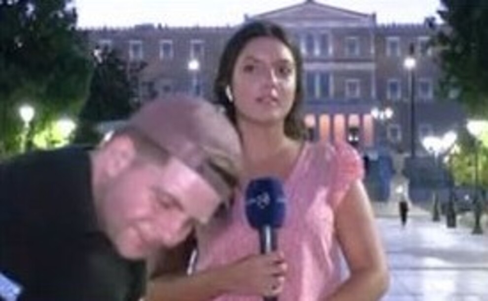 Απίστευτο περιστατικό on air – Μεθυσμένος τραγουδούσε και χόρευε δίπλα σε ρεπόρτερ στο Σύνταγμα