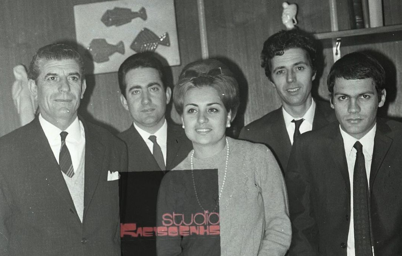 Σαν σήμερα έφυγε από τη ζωή η Βίκυ Μοσχολιού – Η αδημοσίευτη φωτογραφία της με Μπιθικώτση, Κόκοτα και Ξαρχάκο