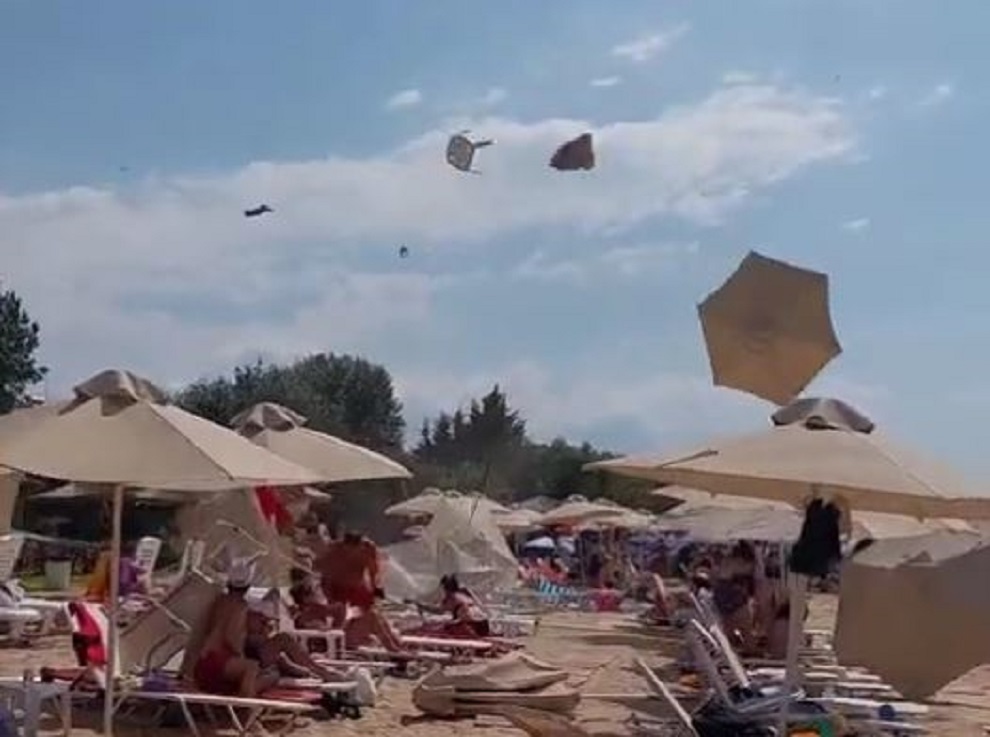 Ριπή ανέμου σε παραλία της Χαλκιδικής έκανε τις ομπρέλες… χαρταετούς
