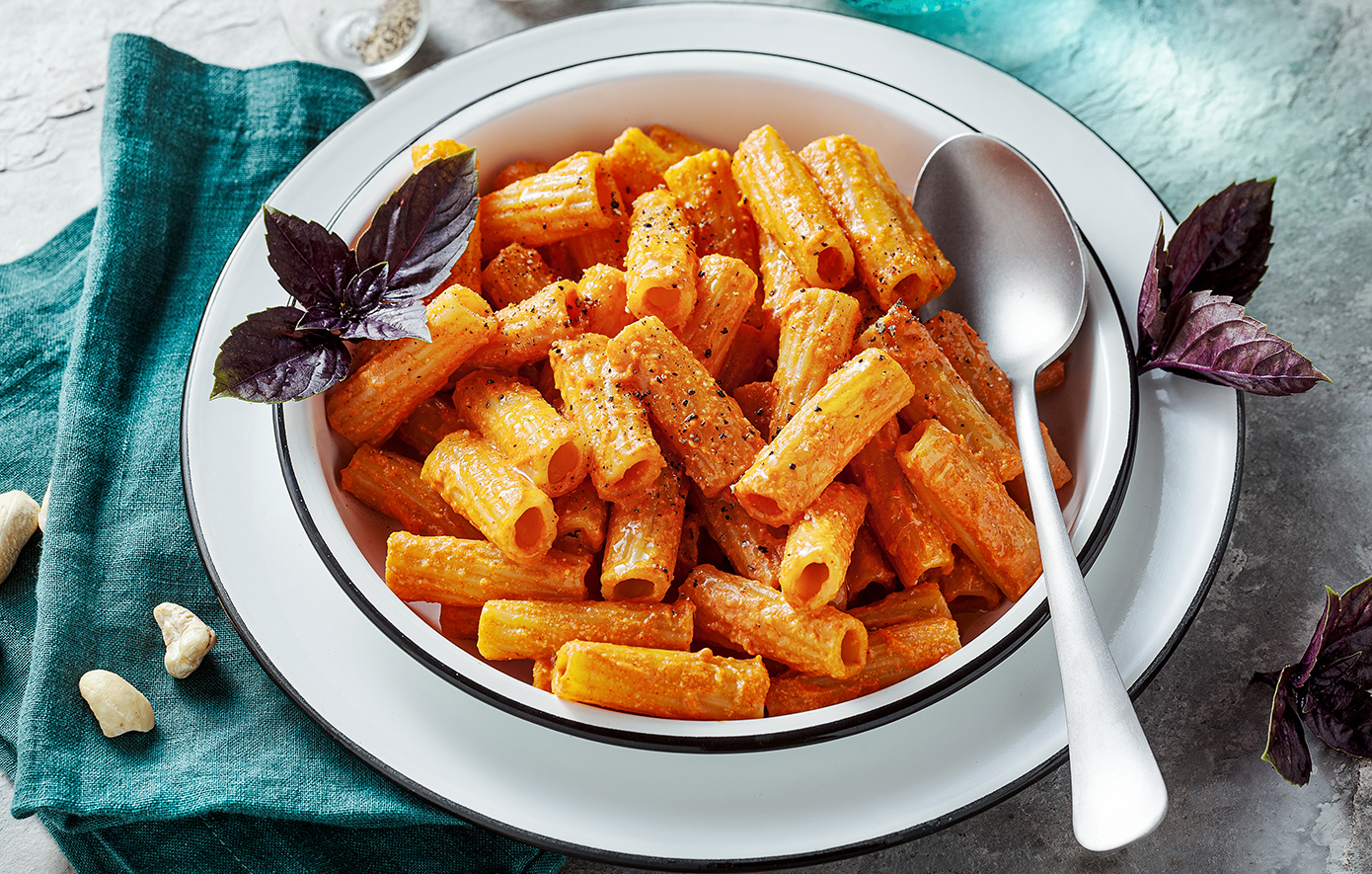 Ζυμαρικά με σάλτσα κόκκινης πιπεριάς