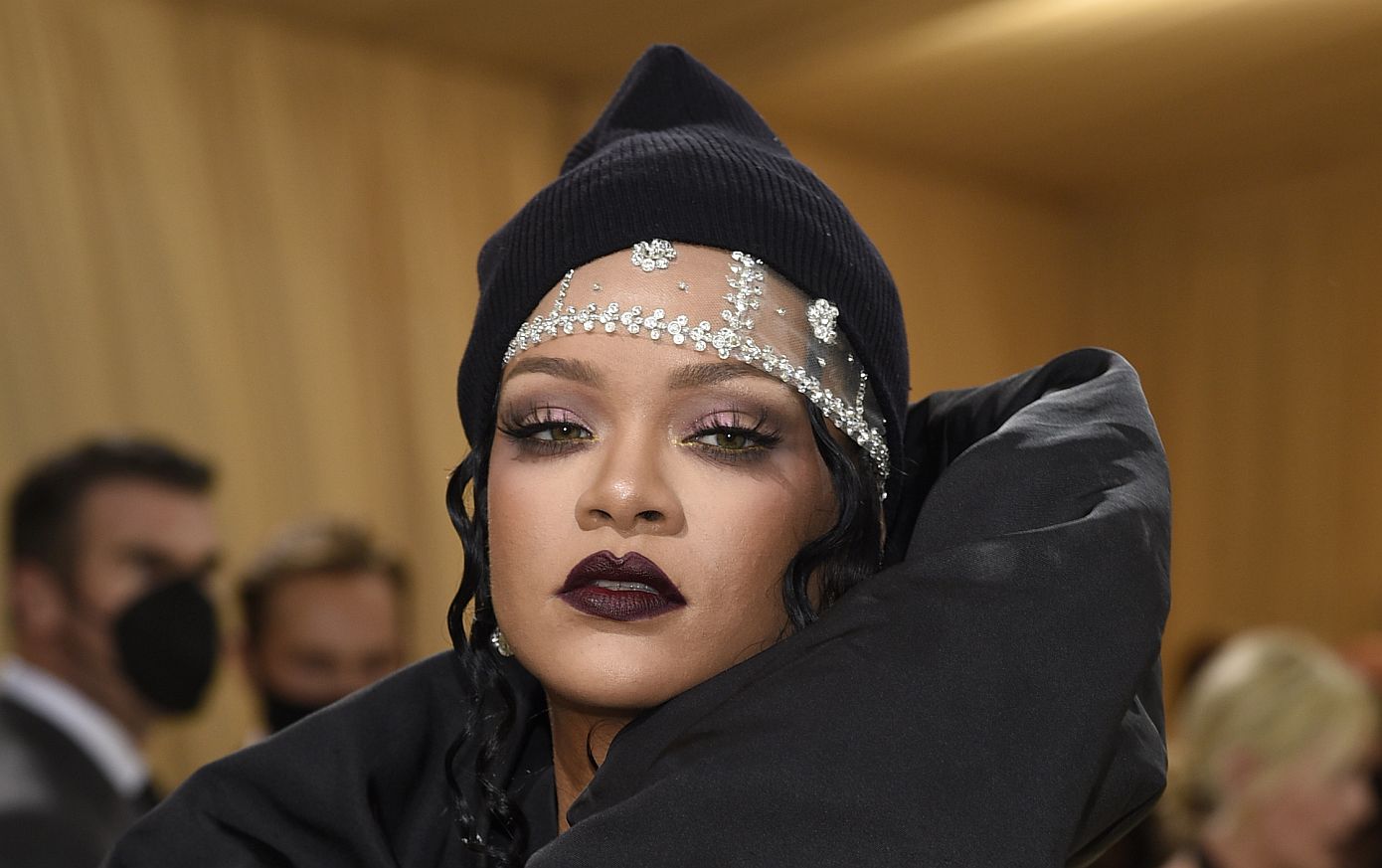 Kαθίστε, παρακαλώ: Η πρώτη φωτογραφία της Rihanna ως μούσας του «J’Adore» είναι εδώ