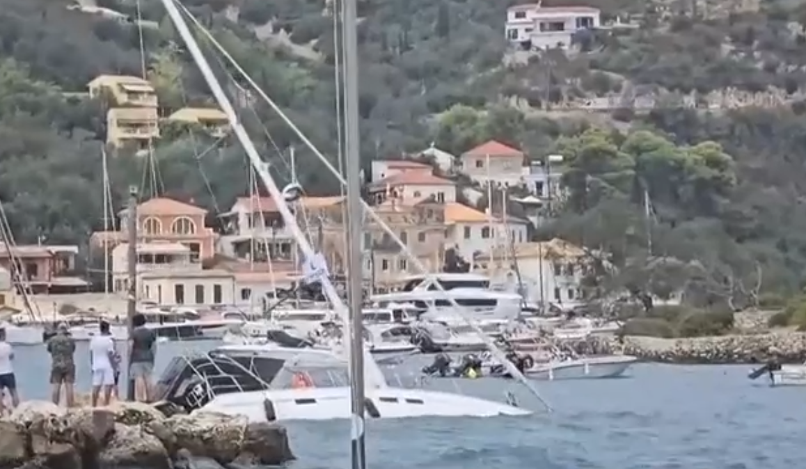 Σκάφος βυθίστηκε στο λιμάνι των Παξών από την κακοκαιρία που έπληξε την Δυτική Ελλάδα