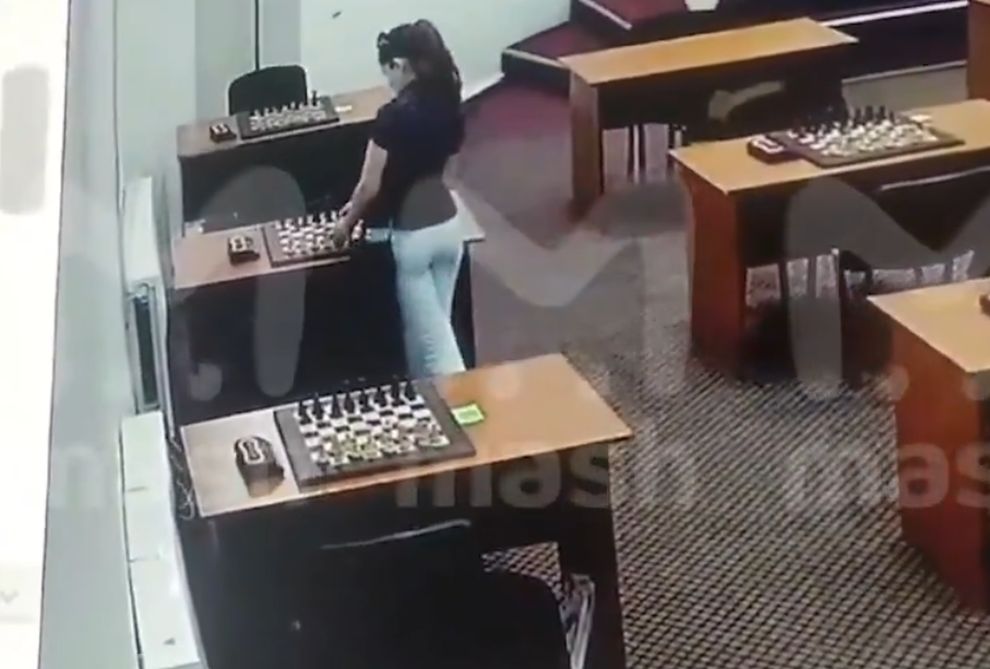 Σκακίστρια προσπάθησε να δηλητηριάσει αντίπαλό της και την κατέγραψε η κάμερα – Δείτε το βίντεο