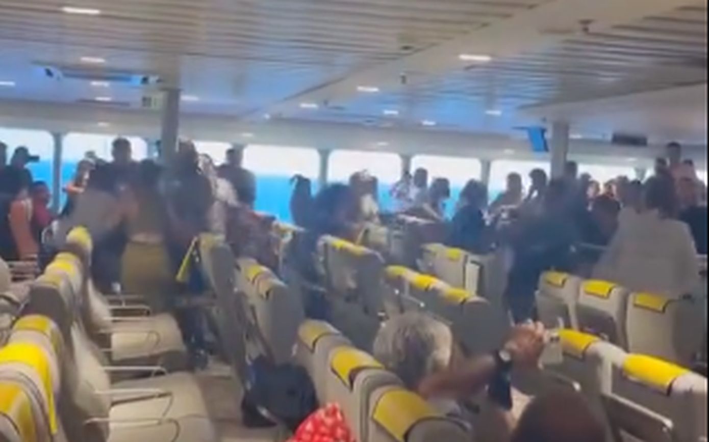 Στον εισαγγελέα οι 11 συλληφθέντες επιβάτες για το άγριο ξύλο σε πλοίο από Τήνο – Πώς ξεκίνησε το επεισόδιο