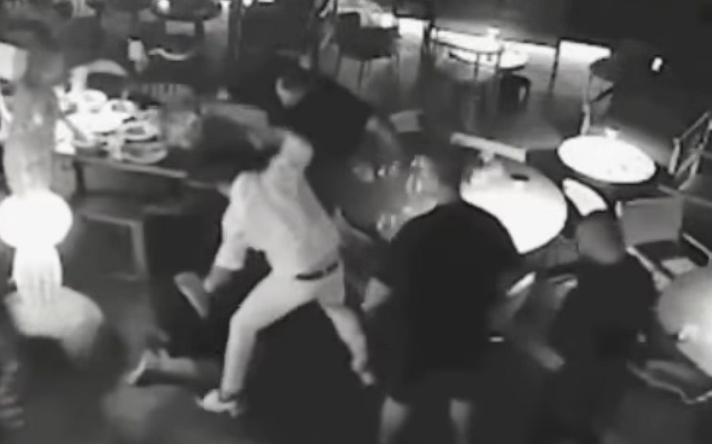 Νέο βίντεο ντοκουμέντο από τη συμπλοκή σε beach bar της Χαλκιδικής – Θαμώνες ουρλιάζουν και κρύβονται κάτω από τραπέζια