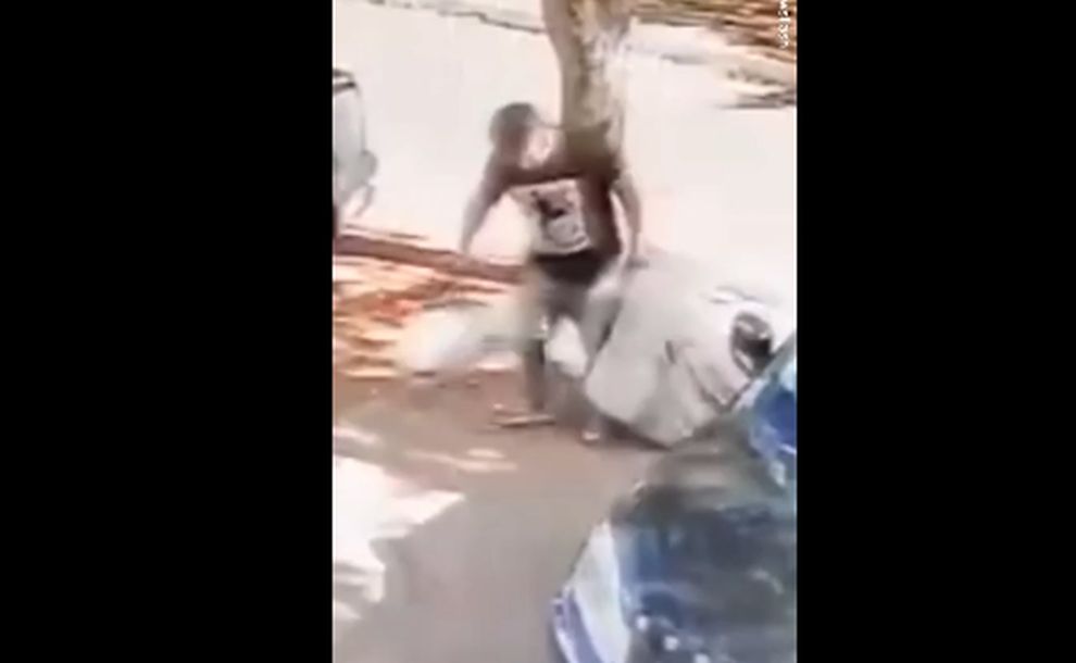 Παιδόφιλος σέρνει βαλίτσα με μια 12χρονη μέσα για να την κάνει σκλάβα του σεξ – Σοκαριστικό βίντεο