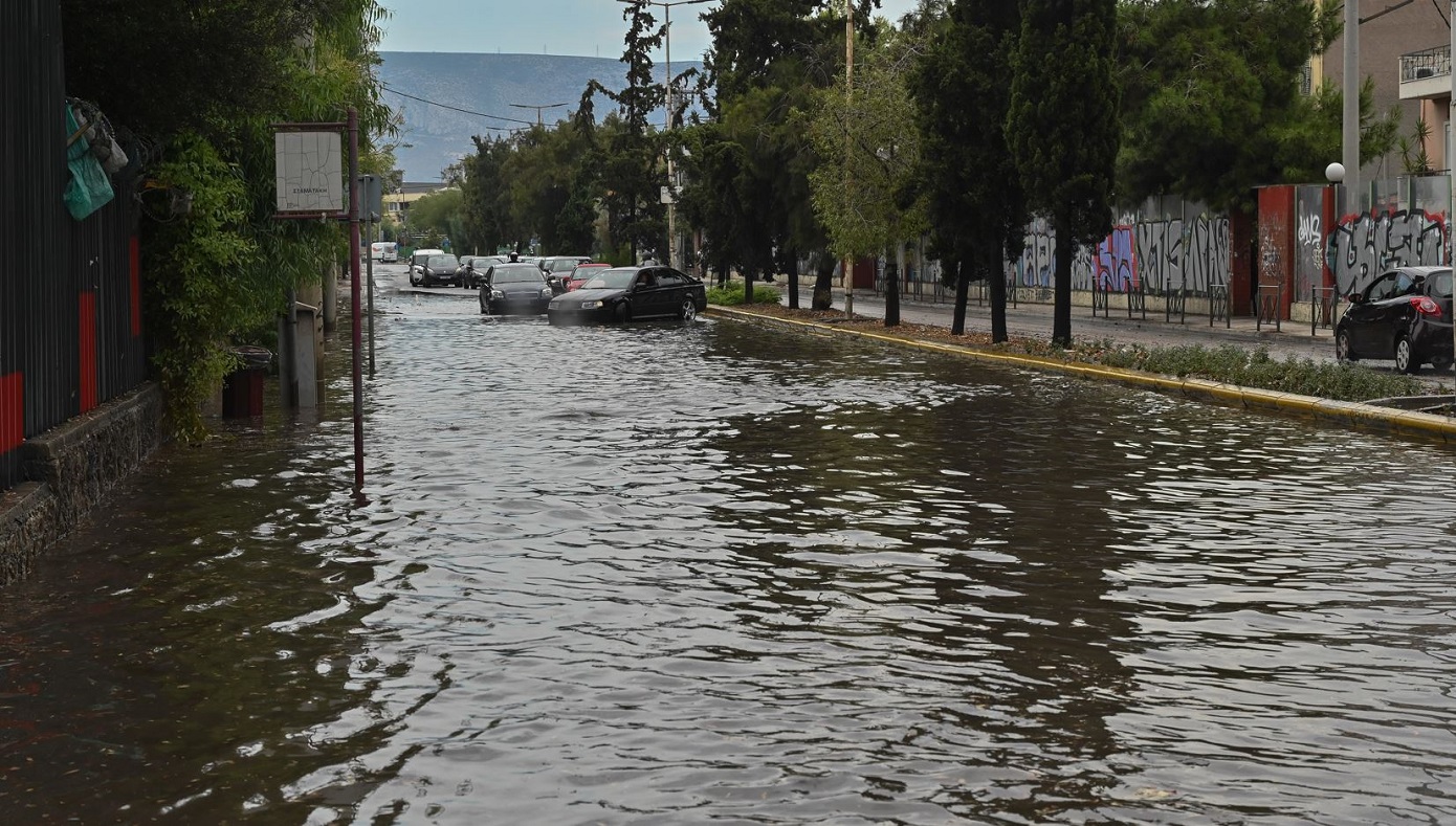 Μεγάλα ύψη βροχής σε Σποράδες, Εύβοια και Πελοπόννησο – Έντονη ηλεκτρική δραστηριότητα με 53.000 κεραυνούς