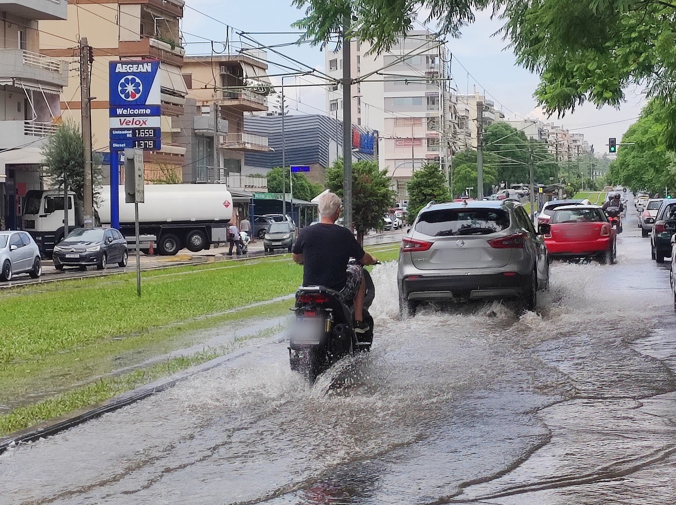 Προβλήματα από την ισχυρή καταιγίδα στα νότια προάστια της Αθήνας – Πώς θα κινηθεί η κακοκαιρία