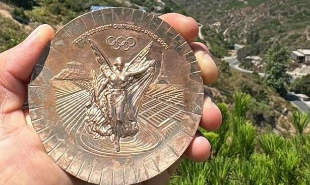 Oλυμπιακοί Αγώνες 2024: Οξειδώνονται τα μετάλλια; – Η ανάρτηση του χάλκινου Ολυμπιονίκη του σκέιτμπορντ Νίζα Χιούστον