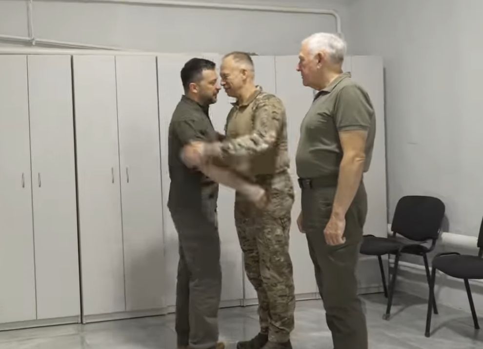 Ο Ζελένσκι επισκέφθηκε την περιοχή του Σούμι στα σύνορα με την επαρχία του Κουρσκ για πρώτη φορά μετά την εισβολή