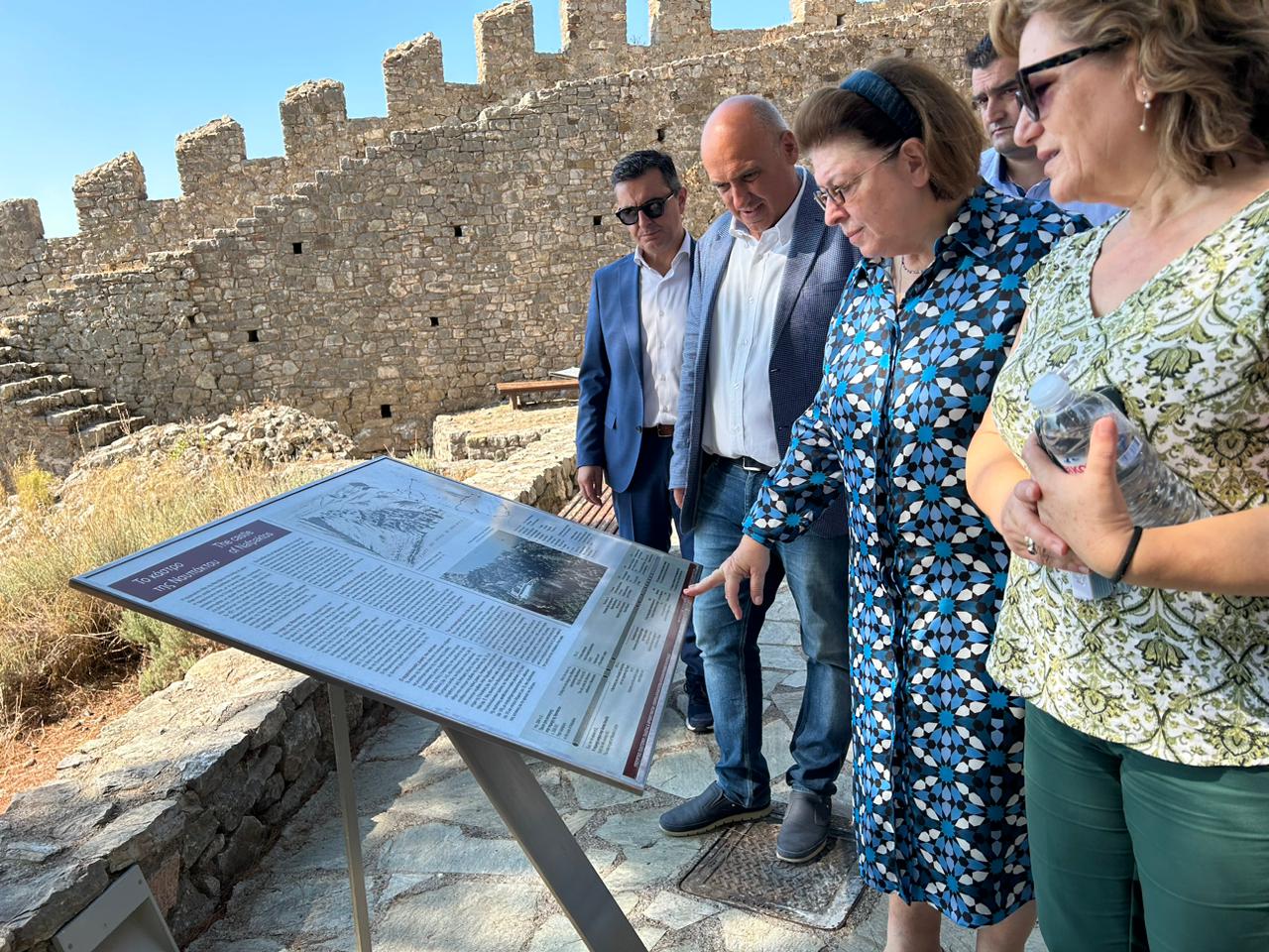 Η Λίνα Μενδώνη εγκαινίασε το Μουσείο Κάστρου στη Ναύπακτο – Αυτοψία στον αρχαιολογικό χώρο Θέρμου