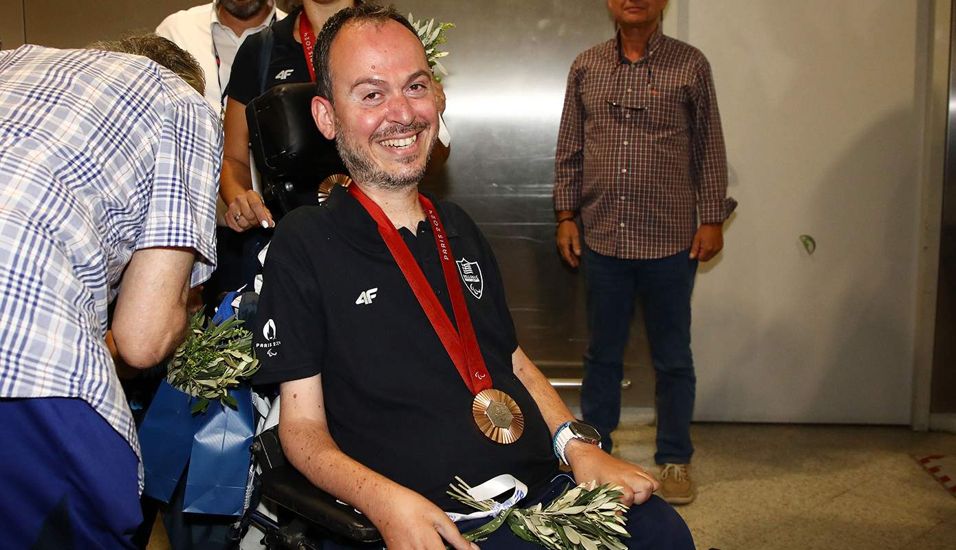 αφιξη της ελληνικης αποστολης απο τους παραολυμπιακους