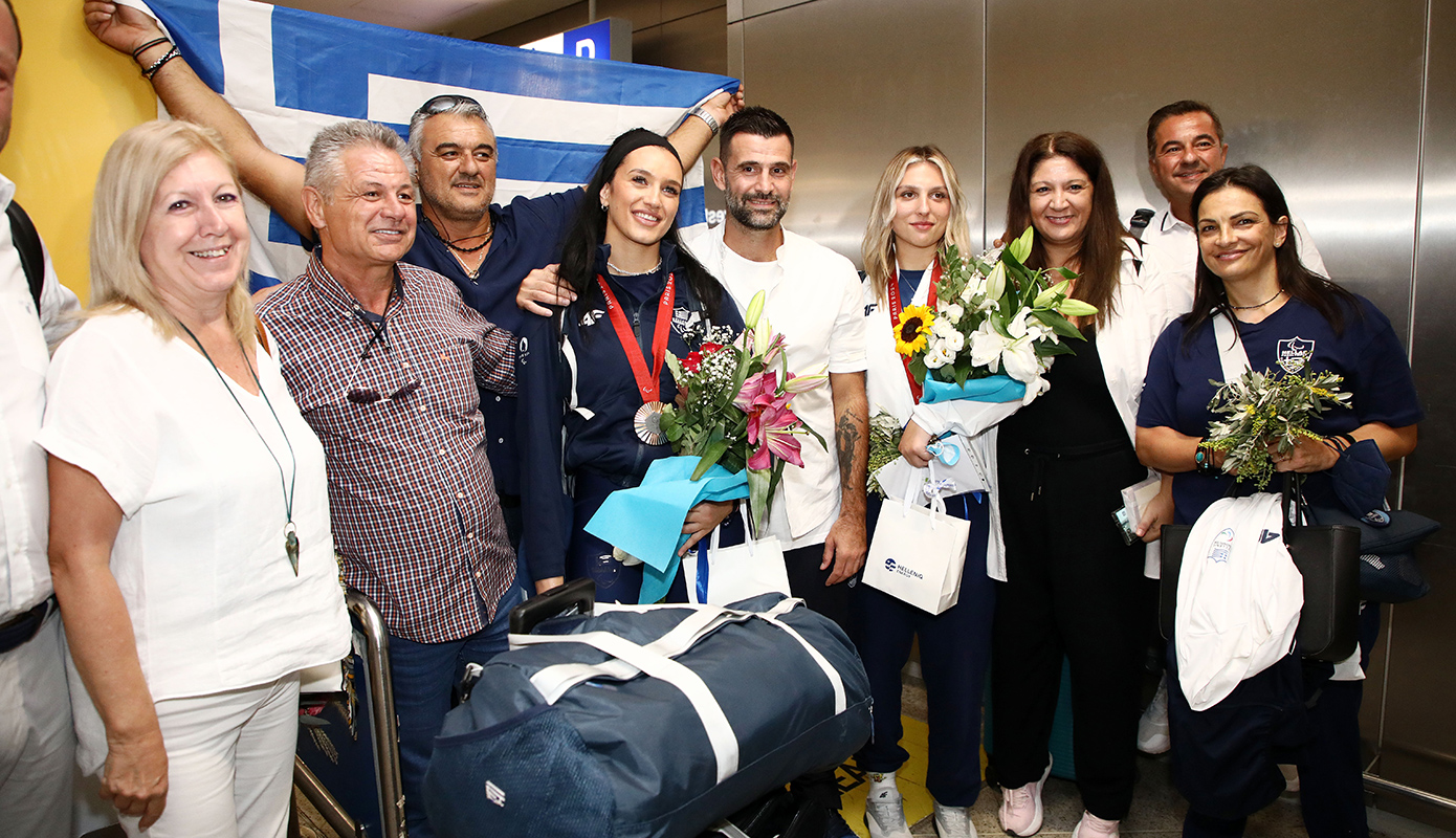 αφιξη της ελληνικης αποστολης απο τους παραολυμπιακους