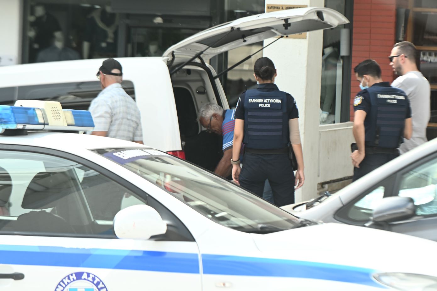 Αδελφοκτονία στη Νέα Σμύρνη: Τον σκότωσε για ένα ποτήρι νερό – «Τσακωθήκαμε και τον χτύπησα με το μαχαίρι»
