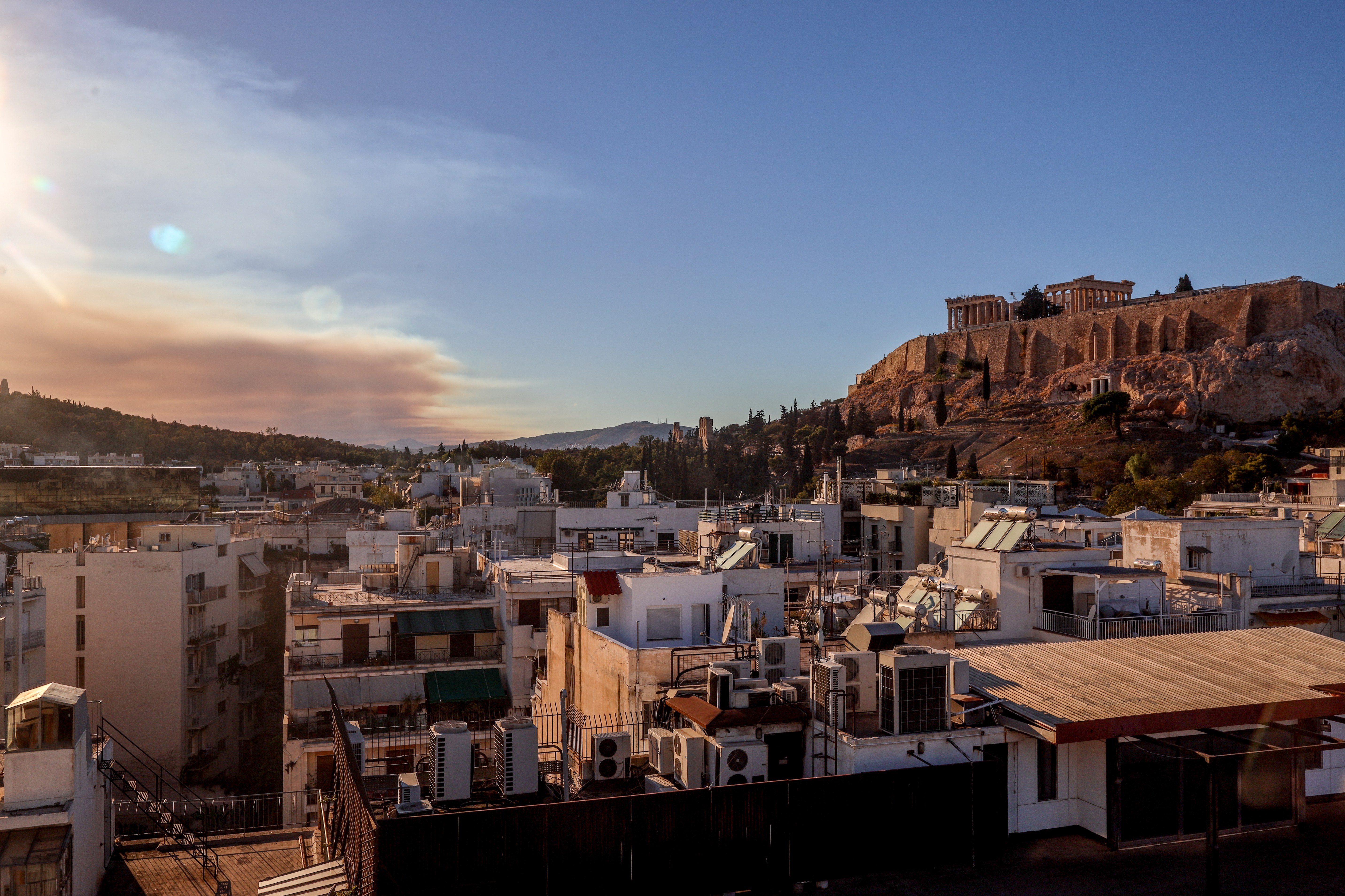 Ο καπνός από τη φωτιά στο Ξυλόκαστρο κάλυψε τον ουρανό της Αττικής – Δείτε φωτογραφίες