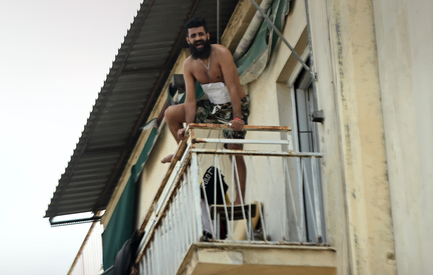 Άνδρας σε κατάσταση αμόκ στο κέντρο της Αθήνας απειλεί να ανατινάξει φιάλη υγραερίου – Εκκενώθηκε το υπουργείο Αγροτικής Ανάπτυξης