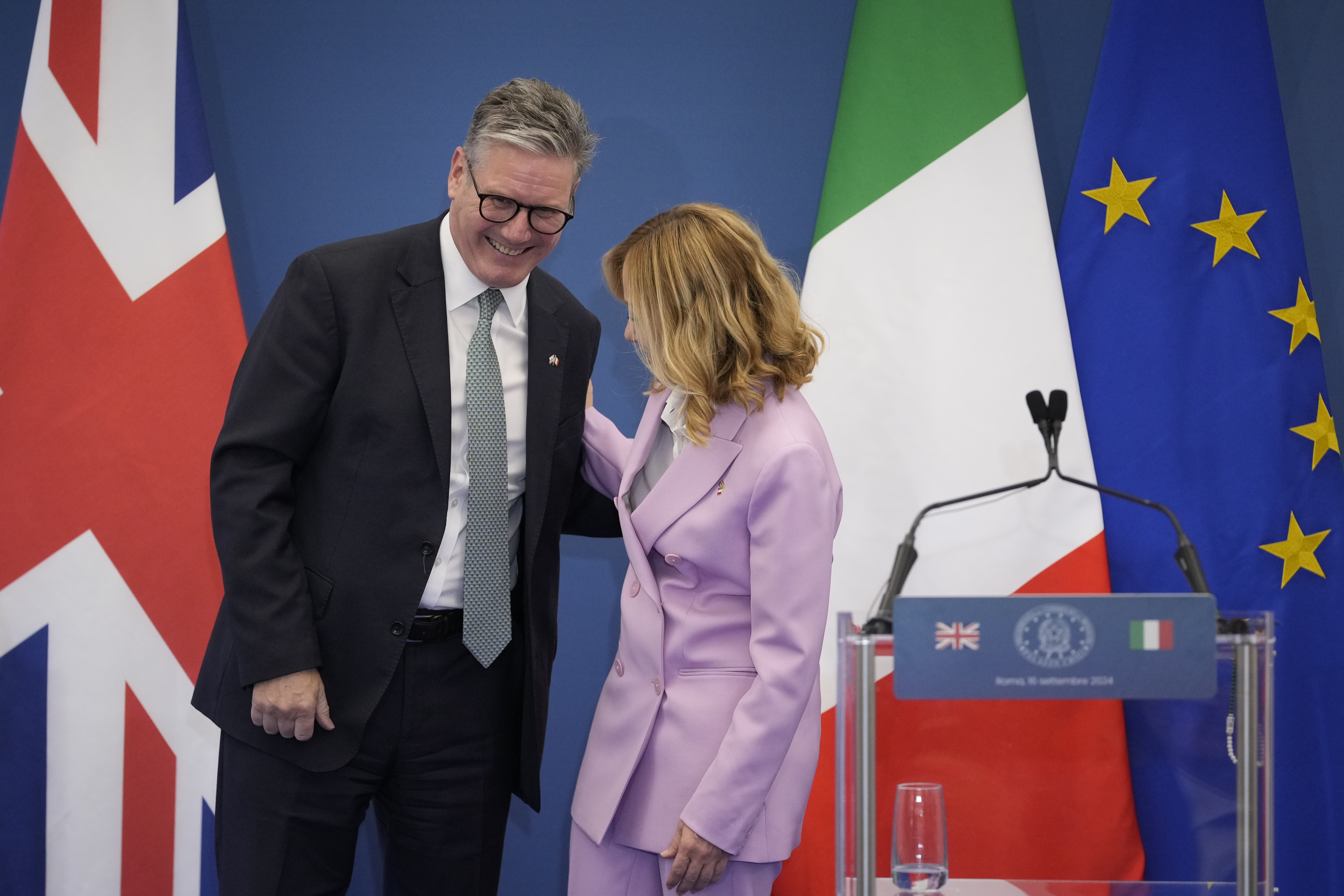Συνάντηση Μελόνι – Στάρμερ με κύριο θέμα συζήτησης το μεταναστευτικό