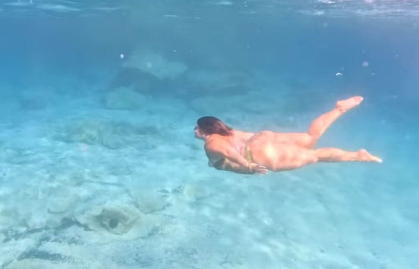Η Δανάη Μπάρκα απολαμβάνει το κολύμπι της στη θάλασσα κάνοντας μακροβούτια