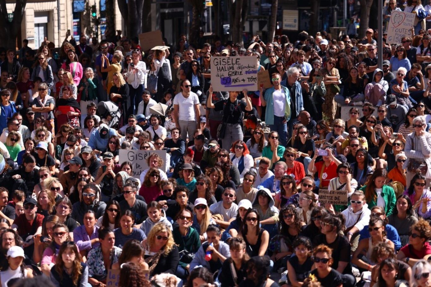 Εκατοντάδες κόσμου στους δρόμους της Γαλλίας για να εκφράσουν την υποστήριξή τους στα θύματα βιασμού – «Στηρίζουμε τη Ζιζέλ»