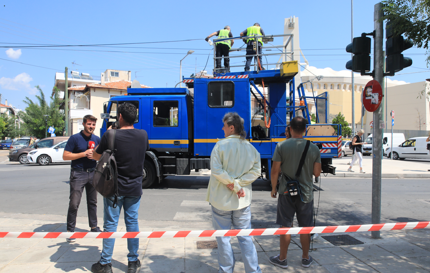 Βίντεο με την κολώνα να πέφτει στη μέση του δρόμου στη Νέα Φιλαδέλφεια – Η στιγμή που το ΕΚΑΒ παίρνει τη 14χρονη τραυματία