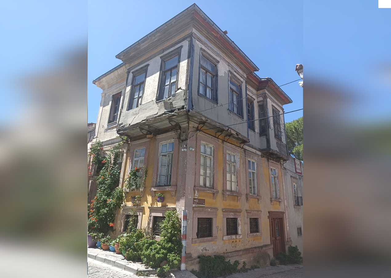 Θλιβερή η εικόνα από το σπίτι που γεννήθηκε και μεγάλωσε ο Ηλίας Βενέζης, στο Αϊβαλί – Αδιαφορία από τους σημερινούς ιδιοκτήτες του