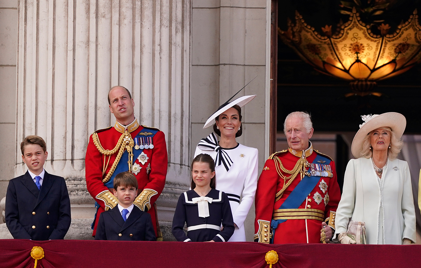Τι κρύβει η βρετανική βασιλική οικογένεια στο μπαλκόνι του Μπάκιγχαμ κατά τις επίσημες εμφανίσεις της
