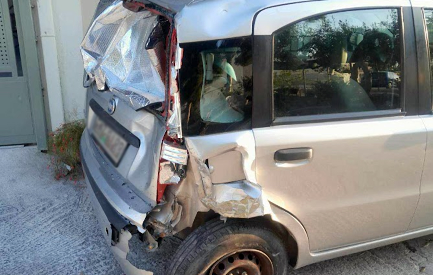 Τροχαίο δυστύχημα στο Μενίδι με νεκρό 23χρονο οδηγό μηχανής – Καρφώθηκε σε σταθμευμένο αυτοκίνητο